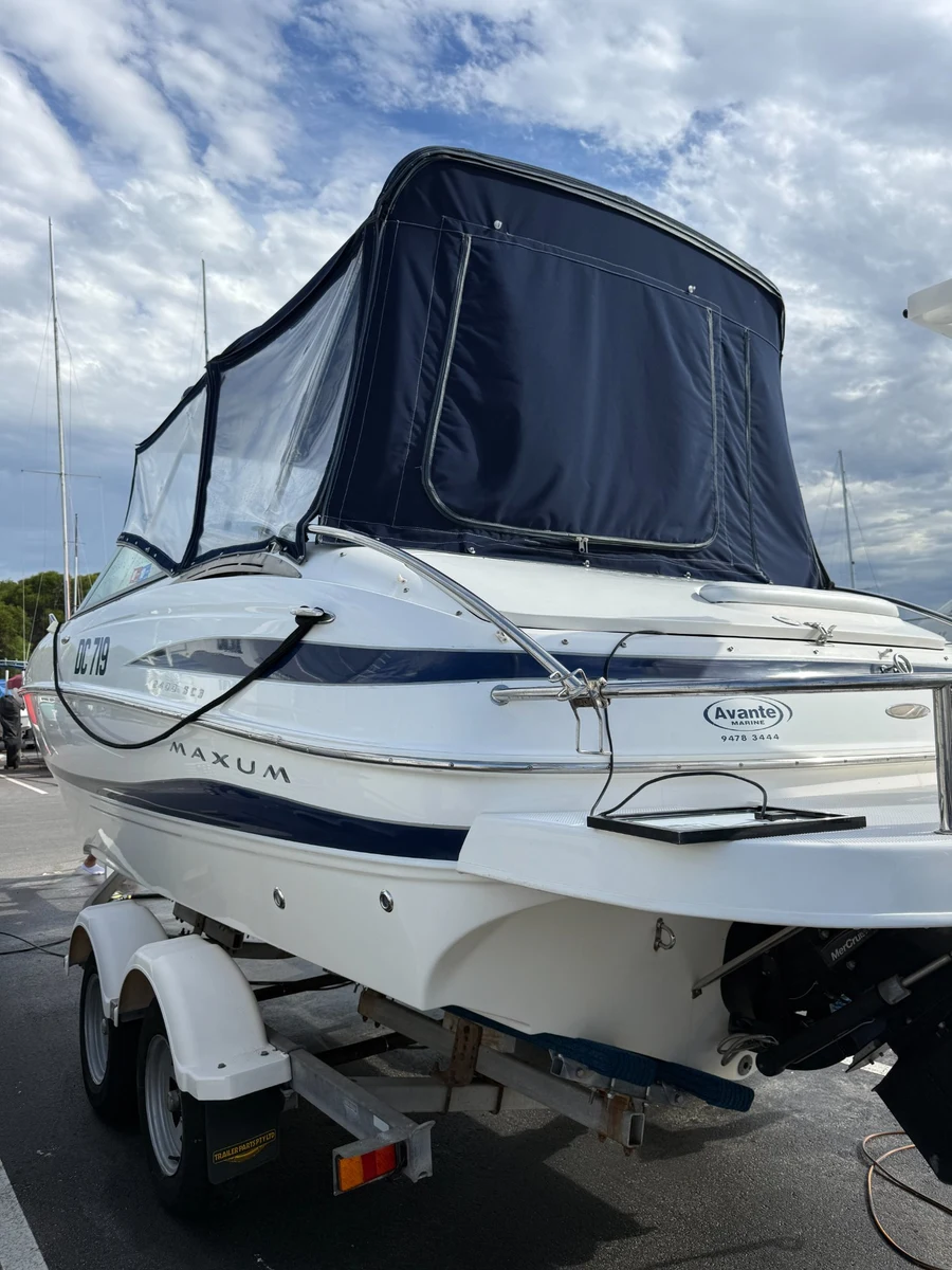 Hull polish result Perth — deep gloss finish